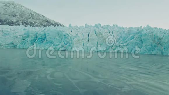 阿拉斯加殖民地冰川附近的空中飞行视频的预览图
