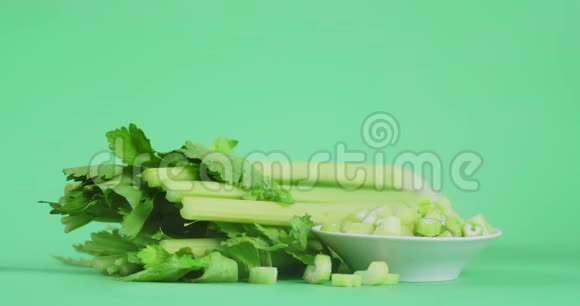 新鲜的绿色芹菜用凉蒸汽视频的预览图