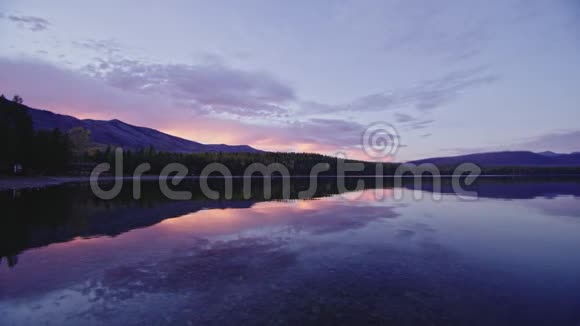 平静的冰川湖上五彩缤纷的日落视频的预览图