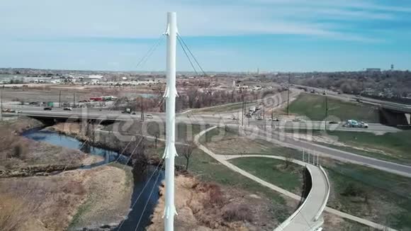 白色悬索桥顶部的空中轨道视频的预览图
