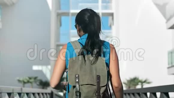 积极的女游客背包步行户外享受南城的景色后景视频的预览图