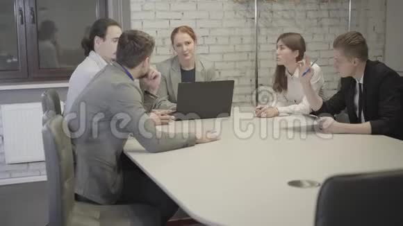 白种人年轻同事团队在空地办公室讨论项目成功的男人和女人坐在一起视频的预览图
