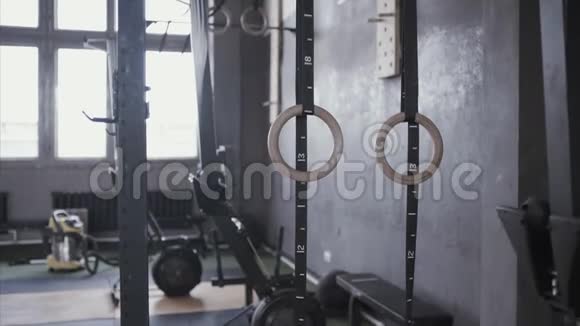 健身房里挂着体操戒指普拉提和交叉健身田径和体操的训练设备视频的预览图