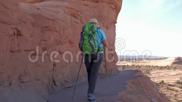 徒步旅行徒步旅行的山径与陡峭的悬崖视频的预览图