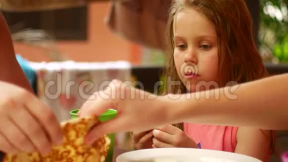 家庭晚餐女儿和父母吃煎饼视频的预览图
