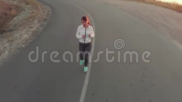 女人在日出时奔跑视频的预览图