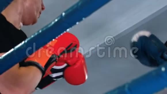 身穿黑色t恤的拳击手在拳击场上不穿t恤就向对手发起进攻视频的预览图