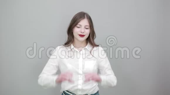 时尚开朗的女人白衬衫做心形送空气亲吻视频的预览图