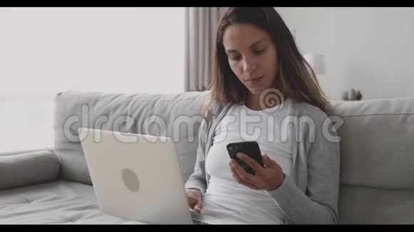 年轻女性从短信进入广告代码视频的预览图