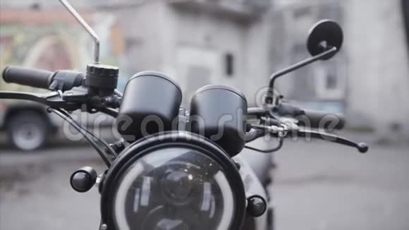 霓虹灯中的摩托车城市背景定制现代自行车市内交通便利停在那里的黑色自行车视频的预览图