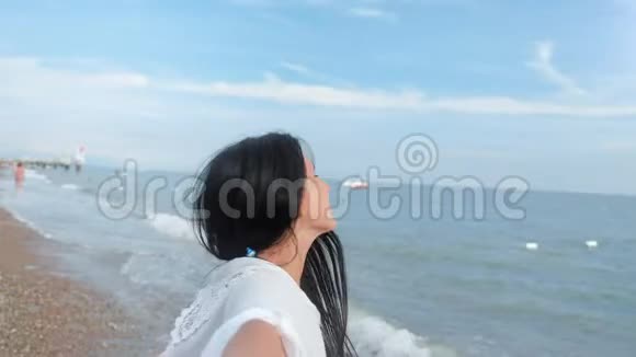 旅游美女男主角手牵着手享受海边漫步POV镜头慢镜头视频的预览图