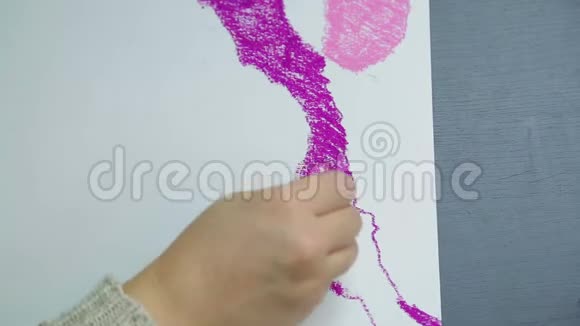 女人的手在白纸上用紫色的粉彩画夜空时间视频的预览图