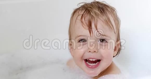 快乐男婴笑着洗澡视频的预览图