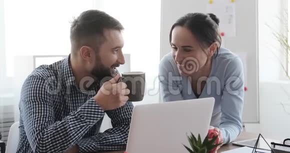 商务情侣在咖啡休息期间玩得开心视频的预览图