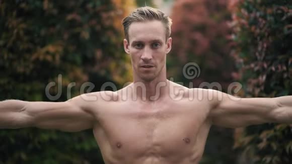 无衫男子肌肉男在花园里做瑜伽运动的肖像视频的预览图