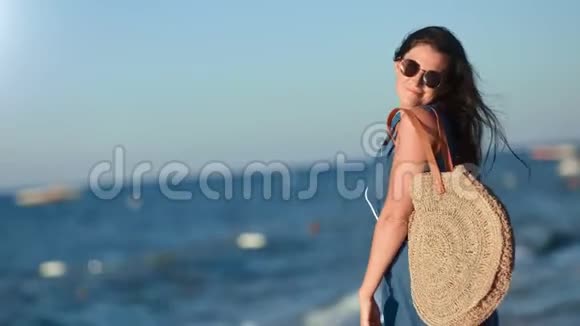 优雅迷人的旅游女性在自然海岸背景下享受自由视频的预览图