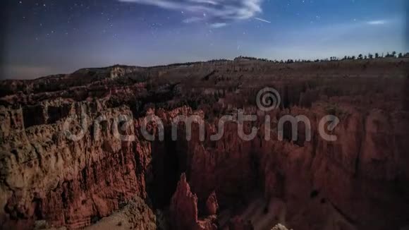 沙漠峡谷中的徒步旅行者夜晚银河的时间流逝视频的预览图