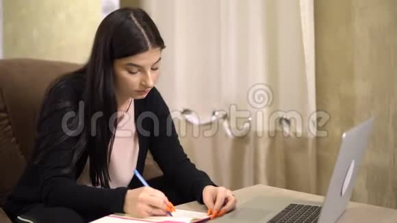 学生女孩写在线课程网络教师学习自由职业者工作视频的预览图