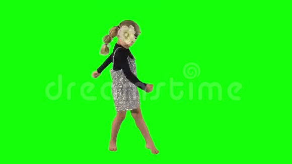 一头金发在绿色背景下旋转跳舞的女孩子视频的预览图