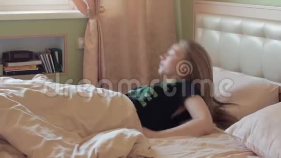 年轻懒惰的金发女人清晨起床视频的预览图