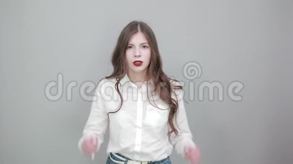 不高兴的年轻女子穿着白色衬衫手挽着手头痛视频的预览图