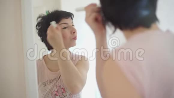女孩做化妆刷视频的预览图