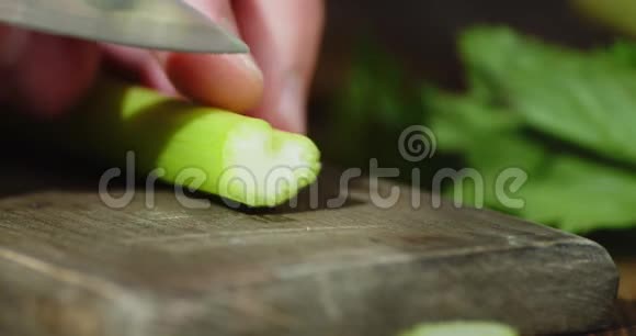 男性手切一段新鲜芹菜视频的预览图