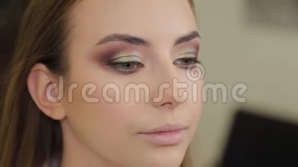 专业化妆师给美容院的客户化妆视频的预览图