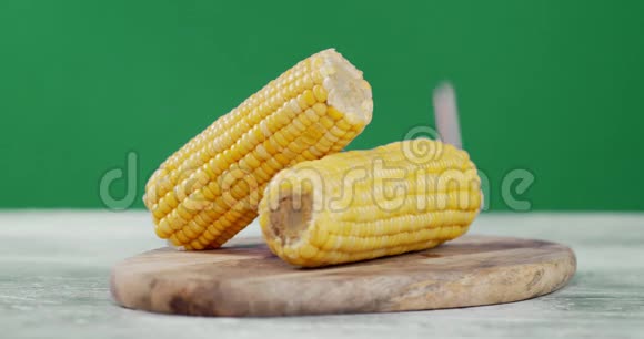 豆子新鲜的玉米落在砧板上视频的预览图