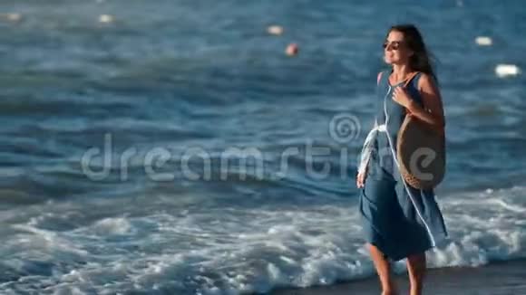 优雅快乐的旅行女士放松户外在日出时去海边观赏水景视频的预览图