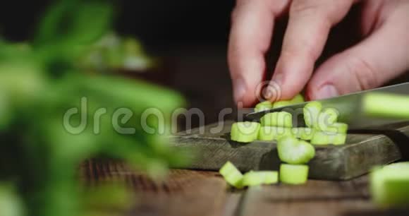 手把芹菜用刀切在切板上视频的预览图