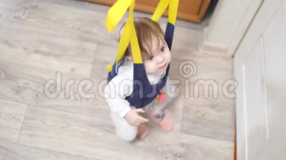 快乐的小婴儿在公寓里跳着步行者幼儿正在幼儿室里玩快乐的童年视频的预览图