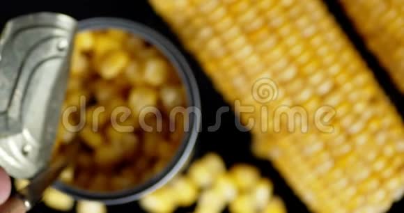 玉米罐头拿出勺子视频的预览图