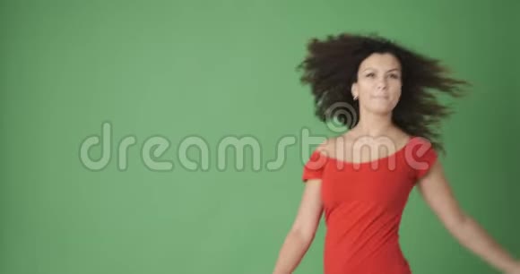 女人拿着手工望远镜在绿色屏幕上挥手告别视频的预览图