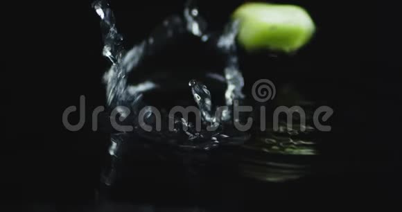 一片芹菜落在水溅上视频的预览图