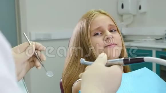 牙科诊所的医疗录像儿童牙齿护理概念男牙科医生的肩观视频的预览图