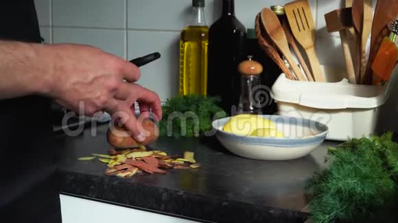 男人用刀子削土豆削蔬菜视频的预览图