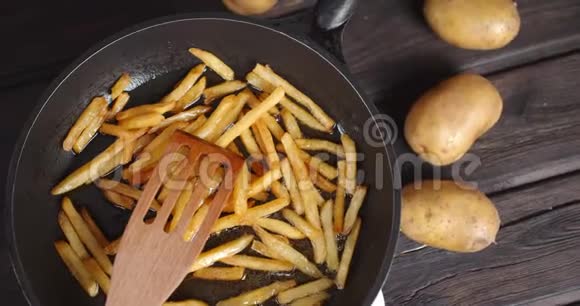 炸薯条在锅里炸慢慢旋转视频的预览图