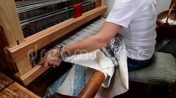 女人在手织机上工作视频的预览图