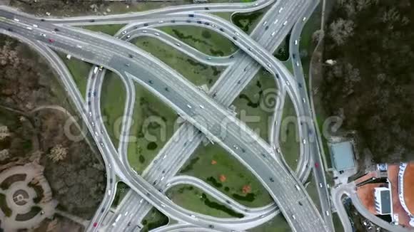 两级公路交界处的俯视图视频的预览图