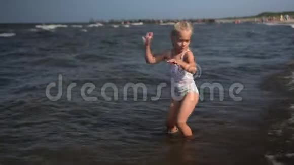 疯狂的女孩跳舞用腿踢海浪儿童泼水视频的预览图