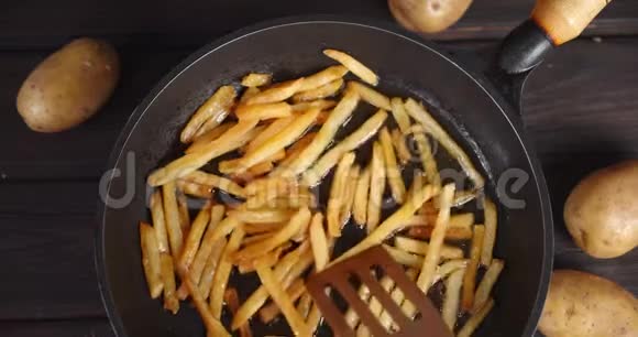 炸薯条放在平底锅里煮油视频的预览图