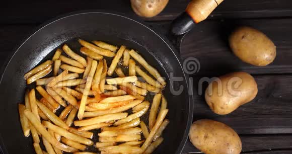 炸薯条用油在煎锅里炸视频的预览图