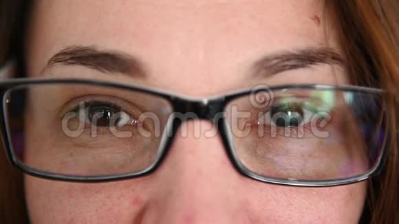 戴眼镜的女人看着相机愉快地微笑着的肖像关门视频的预览图
