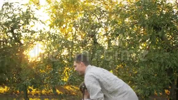 父亲和女儿在秋天公园一起玩爸爸呕吐的女孩一家人一起慢慢玩视频的预览图