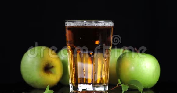在玻璃杯中旋转新鲜苹果汁视频的预览图