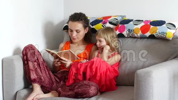 妈妈给女儿读了一本书视频的预览图