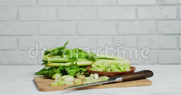 一块鲜芹菜用刀子慢慢旋转视频的预览图