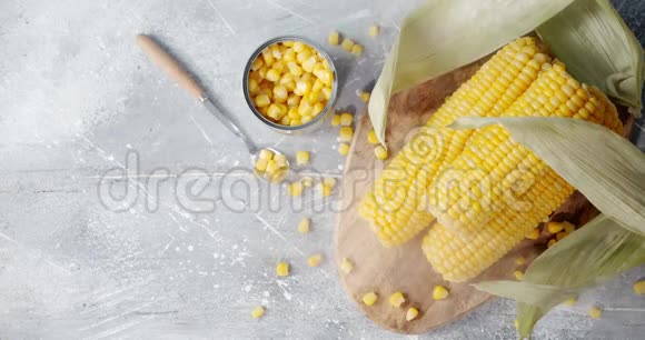 用冷蒸汽切割板上的玉米视频的预览图