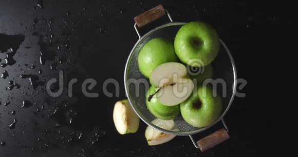 一篮子成熟的绿色苹果和凉爽的蒸汽视频的预览图
